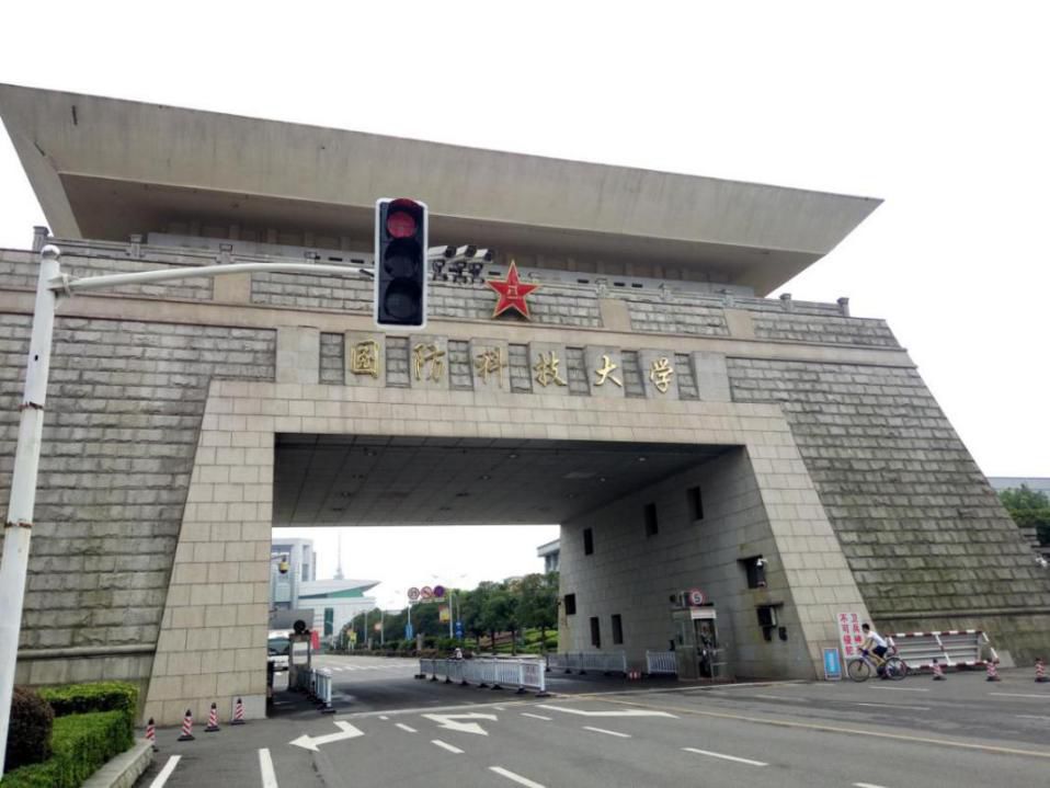 国防科技大学校门口为什么是蓝色？这件事我琢磨了好几天