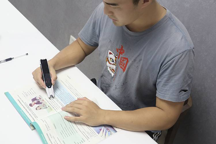 电子科技大学为什么不弄个AI当老师？这事儿我得好好唠唠