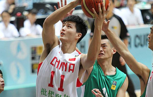 从戈壁滩到NBA，新疆球员如何用篮球改写人生剧本